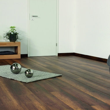 Ekologiškos Wellness Contour floor (natūralių grindlenčių dizainas) laminuotos grindys